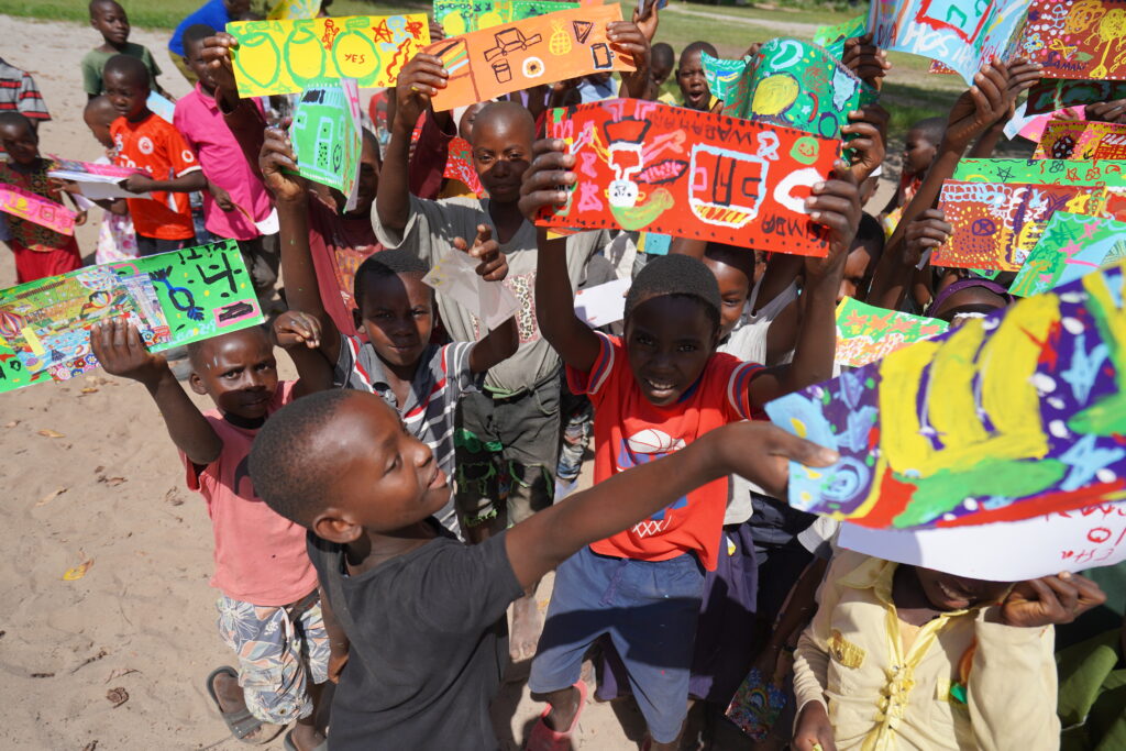 置き薬を届けるタンザニアの子どもたちへアートの学びを提供。医療と共に暮らしを豊かに。